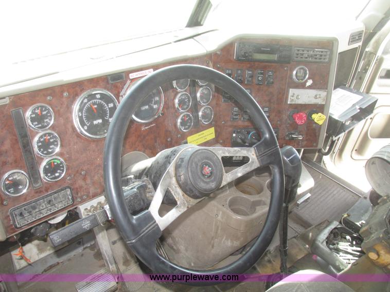 image for item G9768 2007 International 9200i semi truck