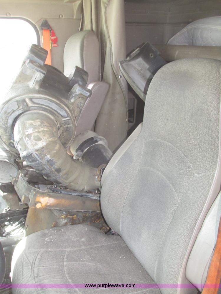 image for item G9768 2007 International 9200i semi truck