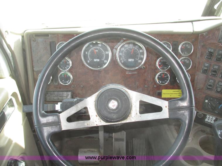 image for item G9768 2007 International 9200i semi truck