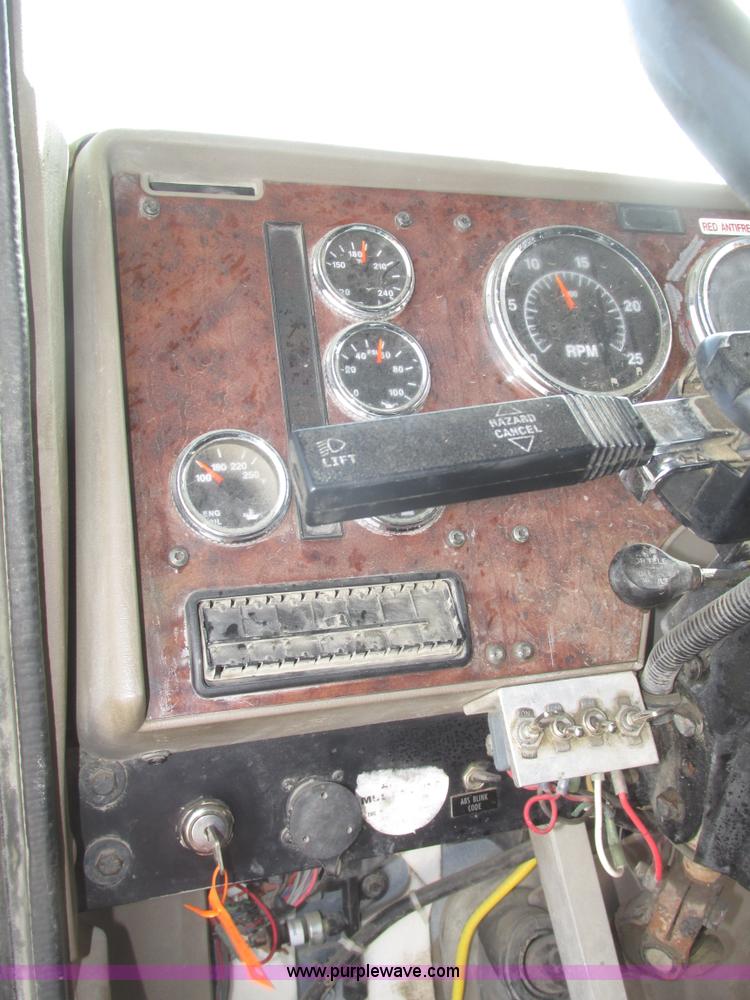 image for item G9768 2007 International 9200i semi truck