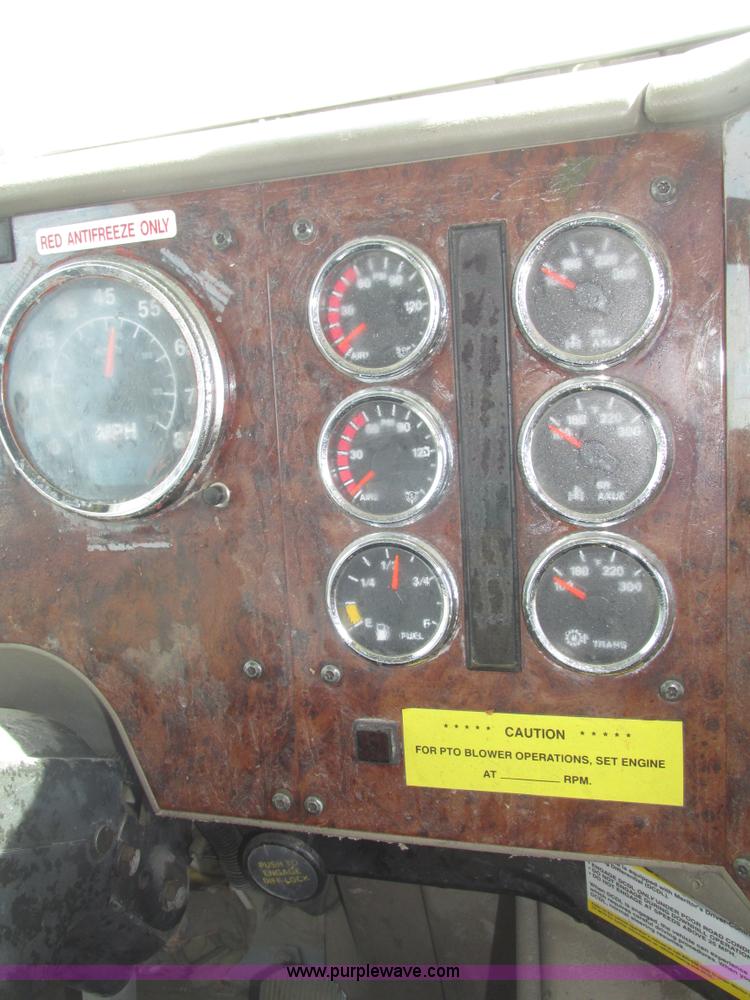 image for item G9768 2007 International 9200i semi truck