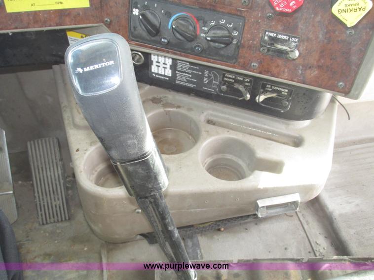 image for item G9768 2007 International 9200i semi truck