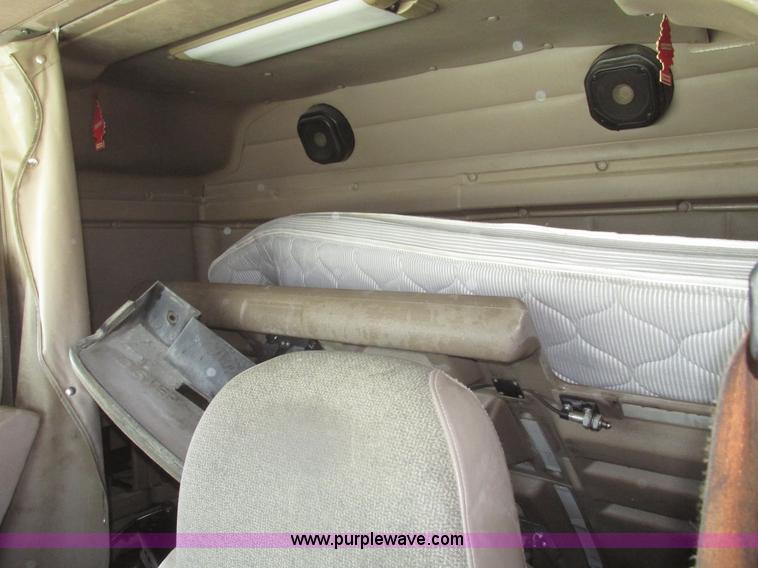 image for item G9768 2007 International 9200i semi truck