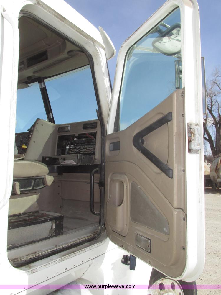 image for item G9768 2007 International 9200i semi truck