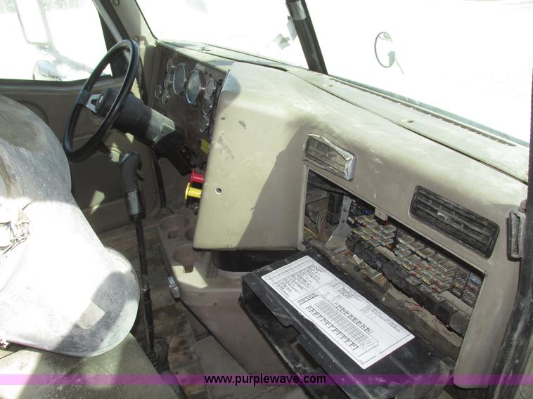 image for item G9768 2007 International 9200i semi truck