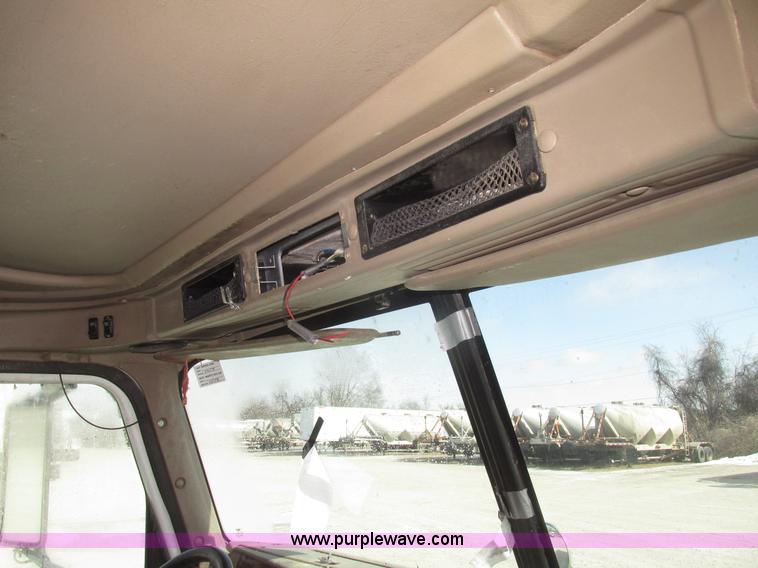 image for item G9768 2007 International 9200i semi truck