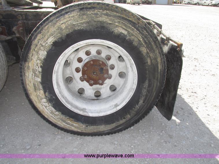 image for item G9768 2007 International 9200i semi truck