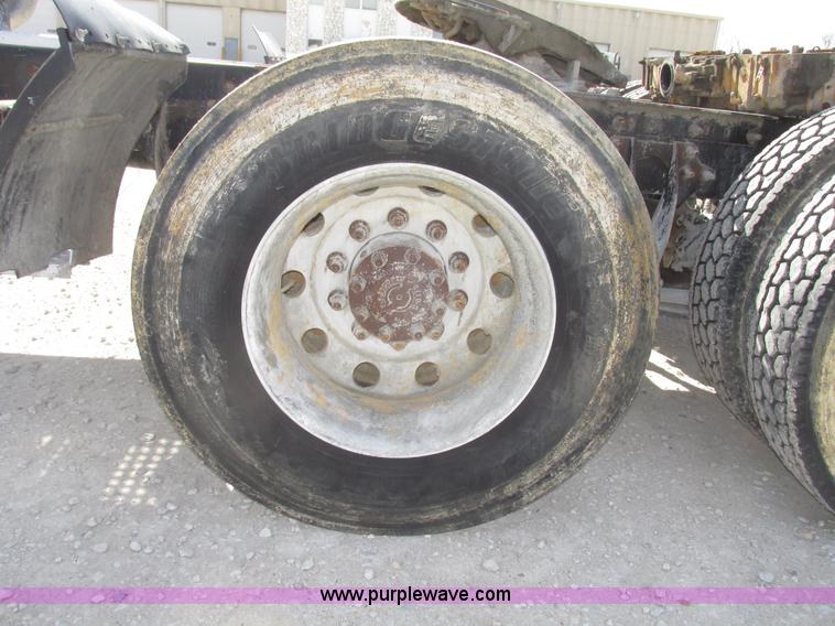 image for item G9768 2007 International 9200i semi truck