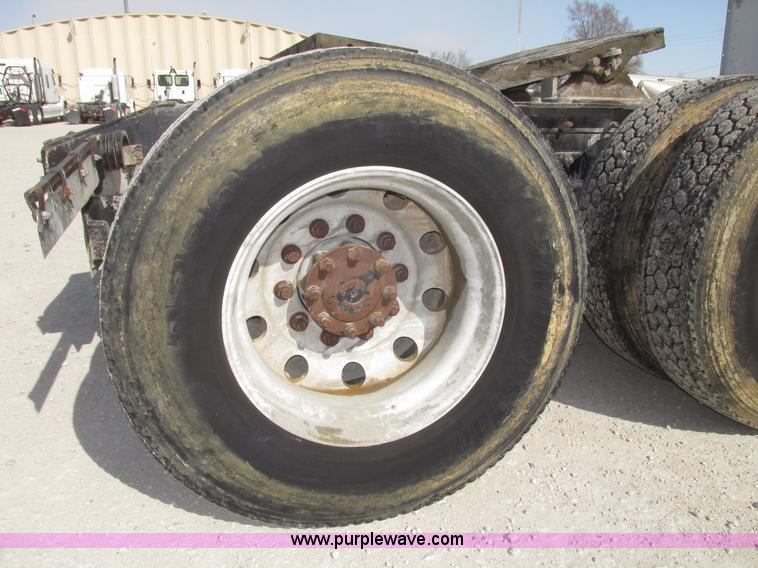 image for item G9768 2007 International 9200i semi truck