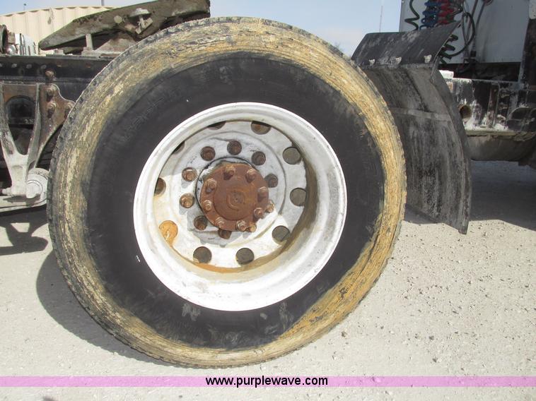 image for item G9768 2007 International 9200i semi truck