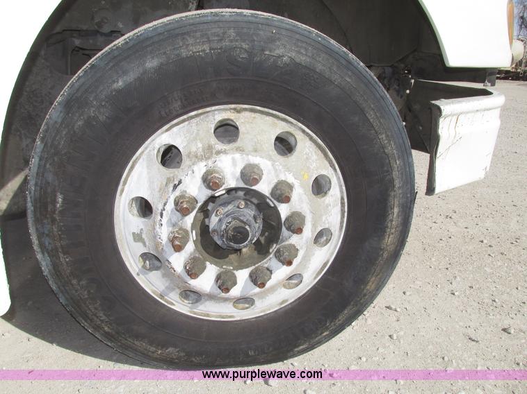 image for item G9768 2007 International 9200i semi truck