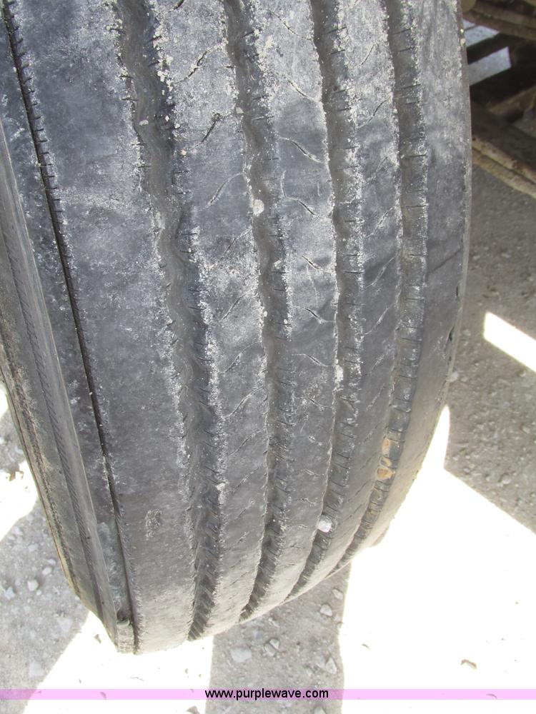 image for item G9768 2007 International 9200i semi truck