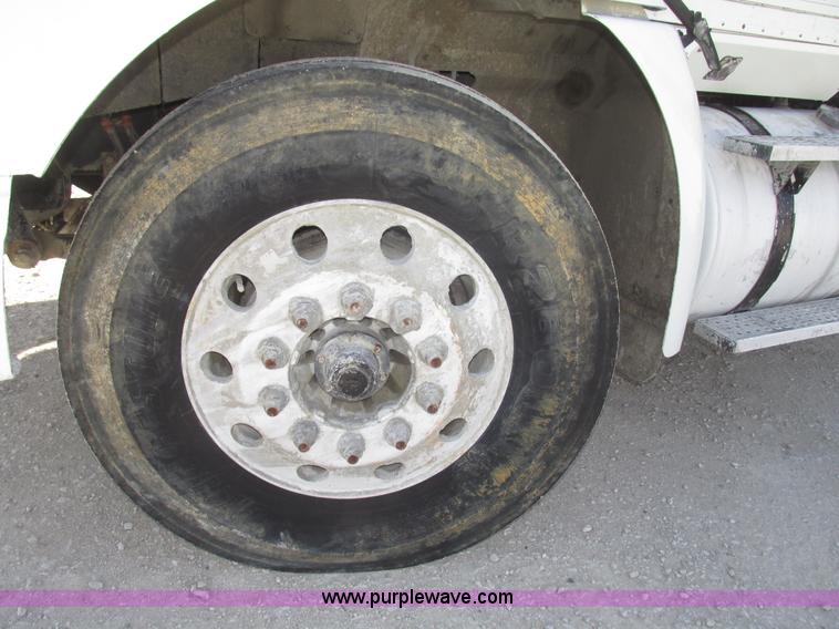 image for item G9768 2007 International 9200i semi truck