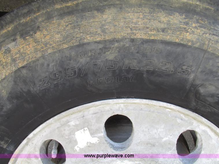 image for item G9768 2007 International 9200i semi truck