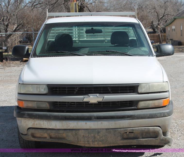 image for item H5912 2000 Chevrolet Silverado 1500 pickup truck