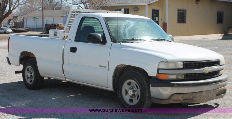 image for item H5912 2000 Chevrolet Silverado 1500 pickup truck