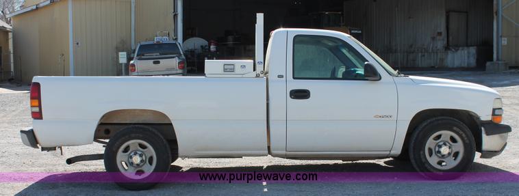 image for item H5912 2000 Chevrolet Silverado 1500 pickup truck