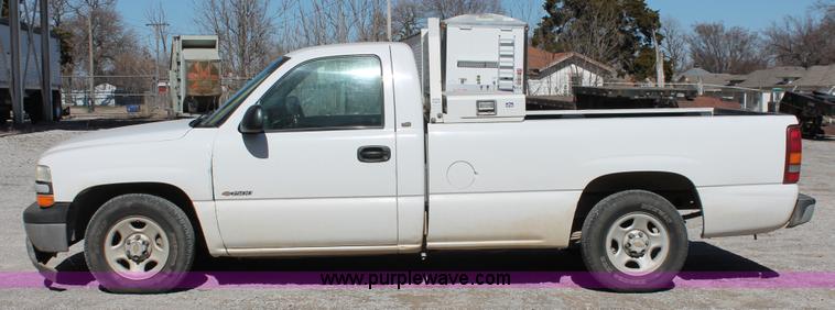 image for item H5912 2000 Chevrolet Silverado 1500 pickup truck
