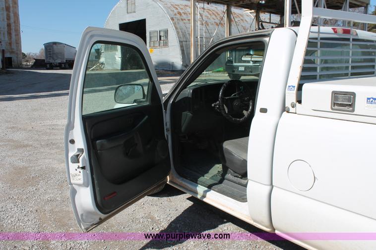 image for item H5912 2000 Chevrolet Silverado 1500 pickup truck