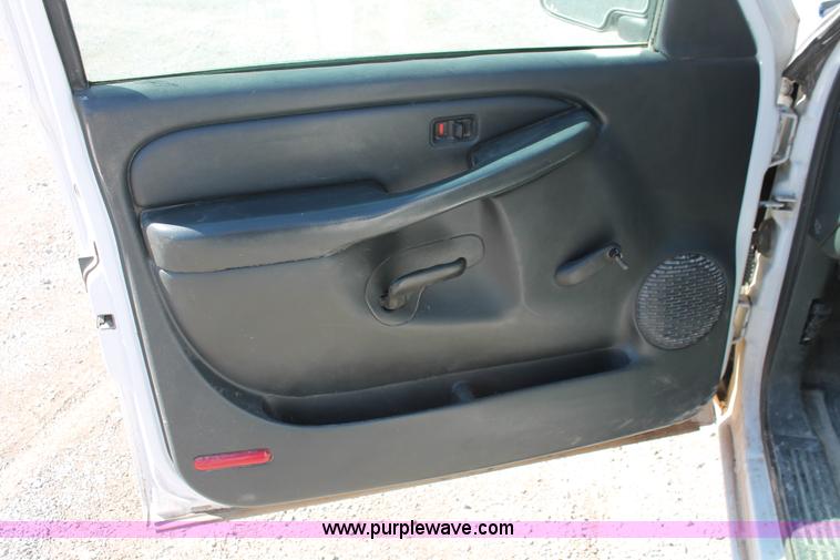 image for item H5912 2000 Chevrolet Silverado 1500 pickup truck