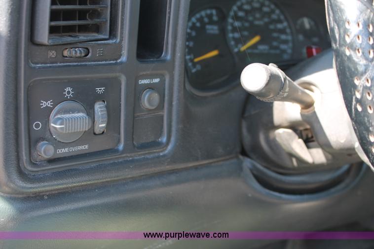 image for item H5912 2000 Chevrolet Silverado 1500 pickup truck