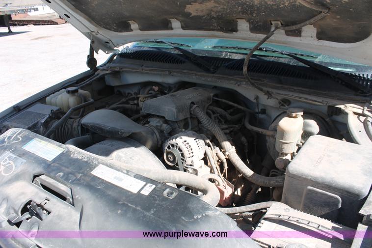 image for item H5912 2000 Chevrolet Silverado 1500 pickup truck