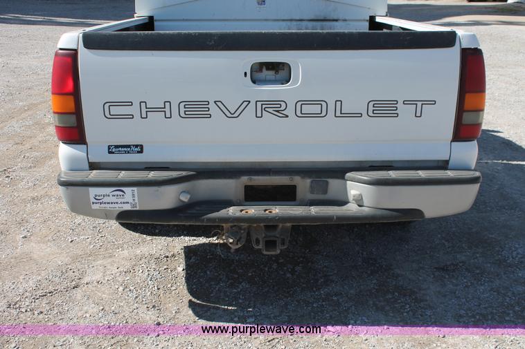 image for item H5912 2000 Chevrolet Silverado 1500 pickup truck
