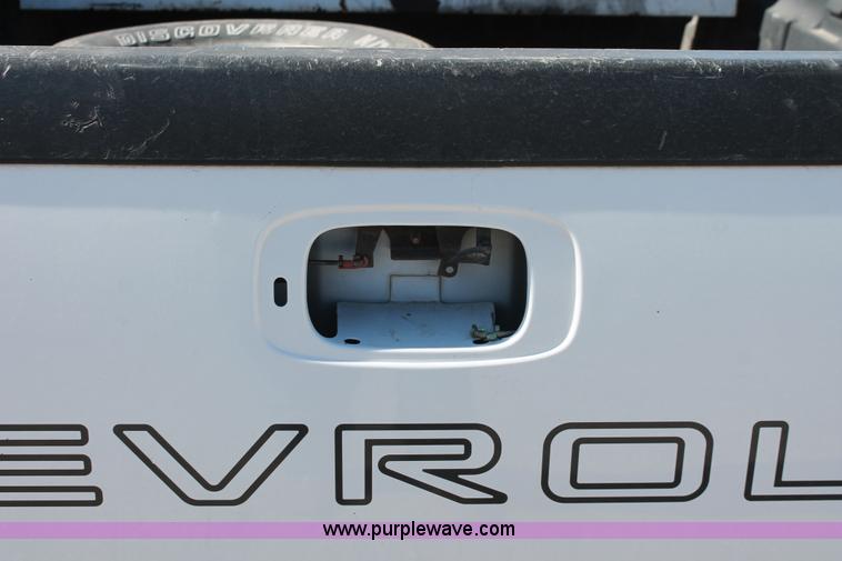 image for item H5912 2000 Chevrolet Silverado 1500 pickup truck