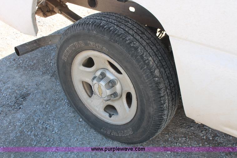 image for item H5912 2000 Chevrolet Silverado 1500 pickup truck