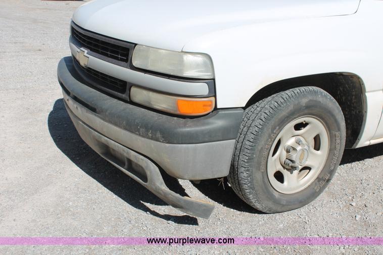 image for item H5912 2000 Chevrolet Silverado 1500 pickup truck