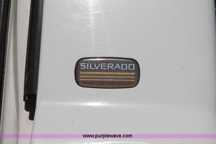 image for item H5912 2000 Chevrolet Silverado 1500 pickup truck