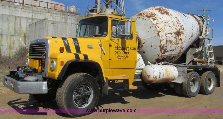 image for item I3089 1987 Ford LT8000 mixer truck