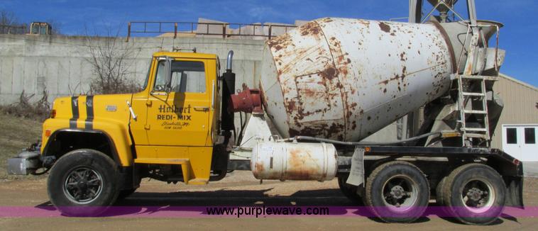 image for item I3089 1987 Ford LT8000 mixer truck
