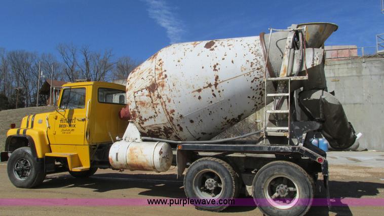 image for item I3089 1987 Ford LT8000 mixer truck