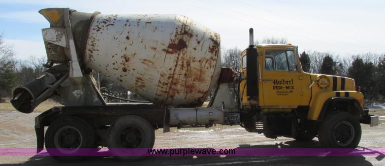 image for item I3089 1987 Ford LT8000 mixer truck