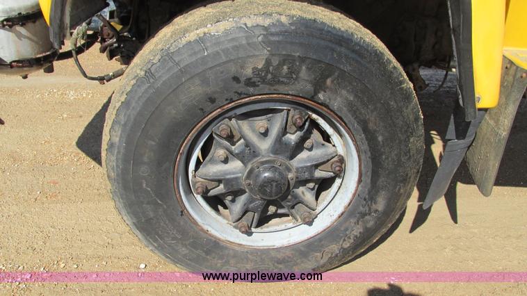 image for item I3089 1987 Ford LT8000 mixer truck