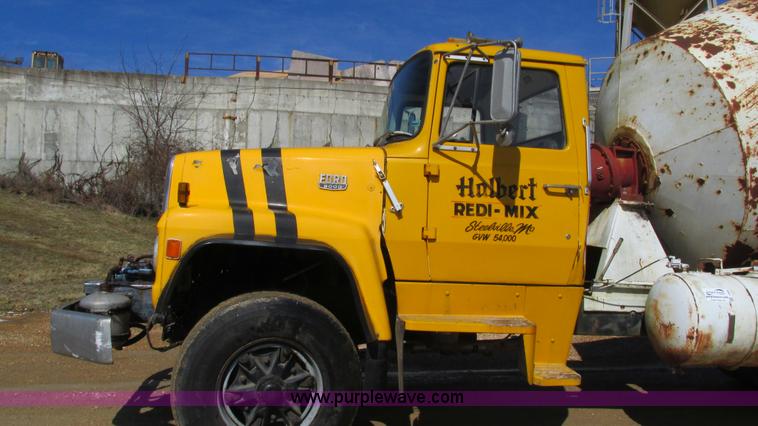 image for item I3089 1987 Ford LT8000 mixer truck