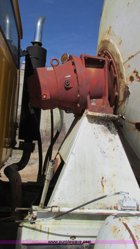 image for item I3089 1987 Ford LT8000 mixer truck