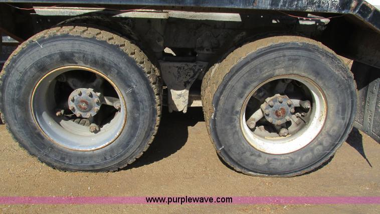 image for item I3089 1987 Ford LT8000 mixer truck