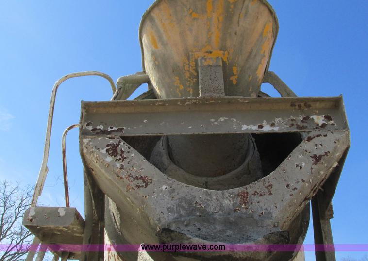 image for item I3089 1987 Ford LT8000 mixer truck