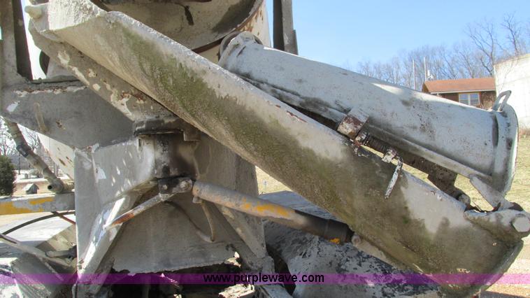 image for item I3089 1987 Ford LT8000 mixer truck