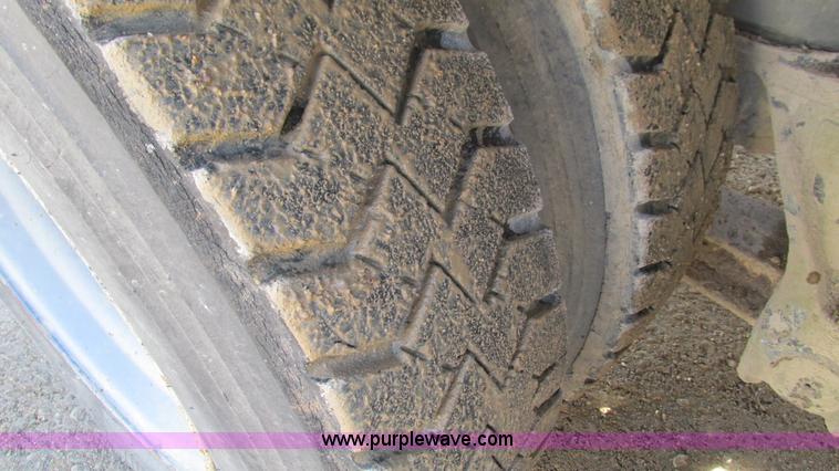 image for item I3089 1987 Ford LT8000 mixer truck