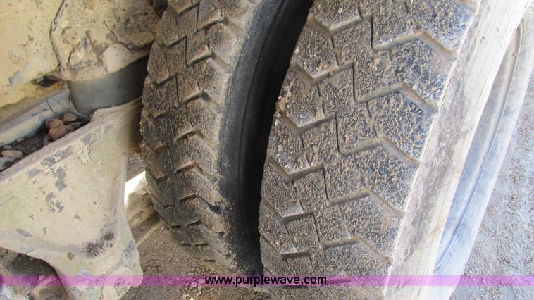 image for item I3089 1987 Ford LT8000 mixer truck