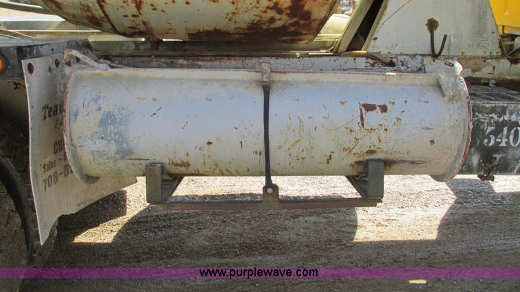 image for item I3089 1987 Ford LT8000 mixer truck