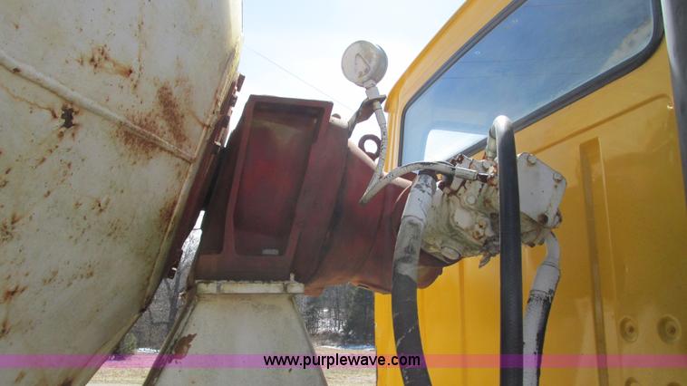 image for item I3089 1987 Ford LT8000 mixer truck