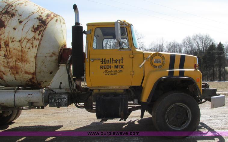 image for item I3089 1987 Ford LT8000 mixer truck