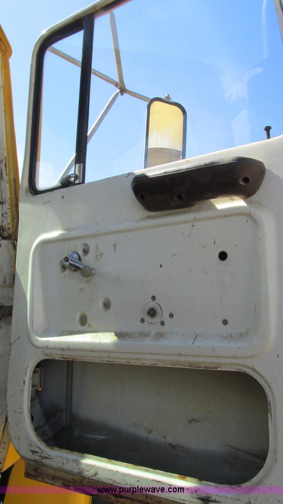 image for item I3089 1987 Ford LT8000 mixer truck