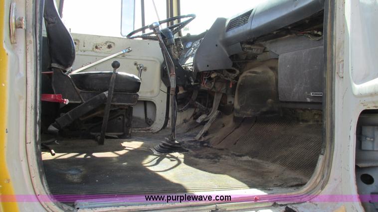 image for item I3089 1987 Ford LT8000 mixer truck