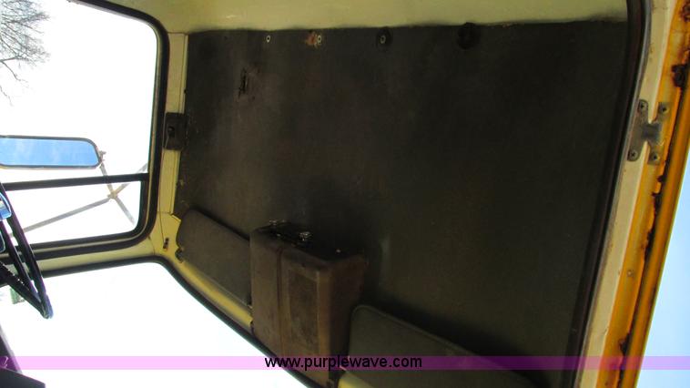 image for item I3089 1987 Ford LT8000 mixer truck