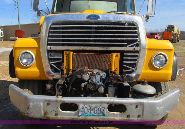 image for item I3089 1987 Ford LT8000 mixer truck